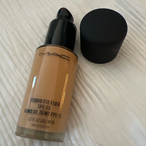 MAC NC 40 Foundation - Picture 2 of 3